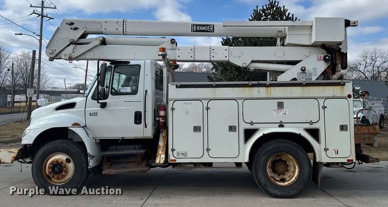image for item DT0619 2005 International 4400 SBA 4x2 bucket truck