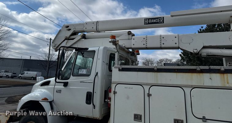 image for item DT0619 2005 International 4400 SBA 4x2 bucket truck