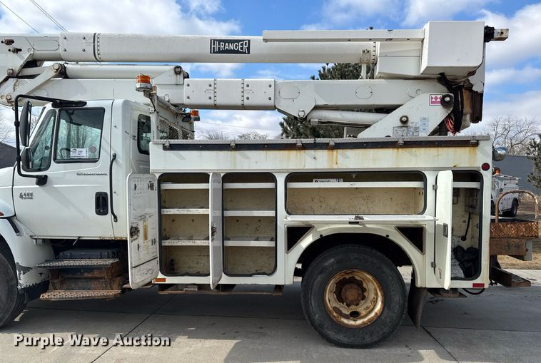 image for item DT0619 2005 International 4400 SBA 4x2 bucket truck