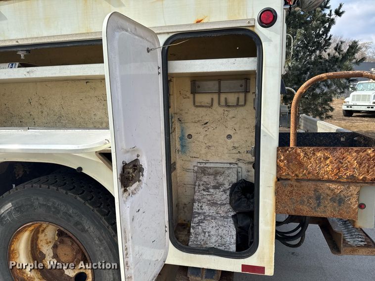 image for item DT0619 2005 International 4400 SBA 4x2 bucket truck