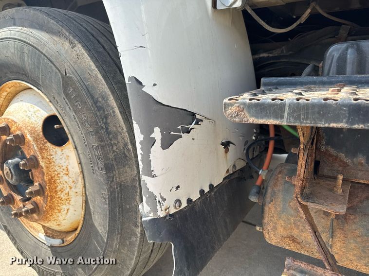 image for item DT0619 2005 International 4400 SBA 4x2 bucket truck