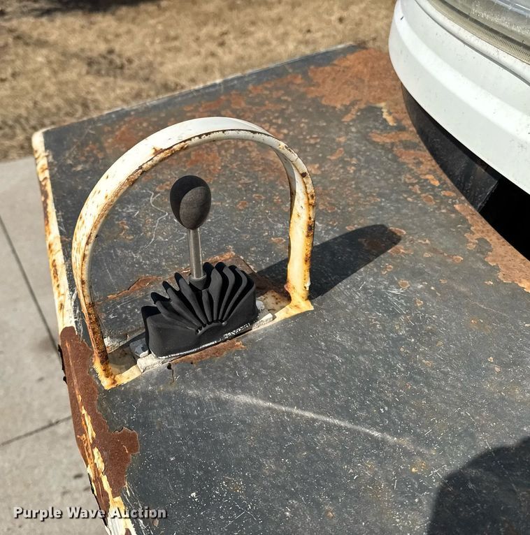 image for item DT0619 2005 International 4400 SBA 4x2 bucket truck