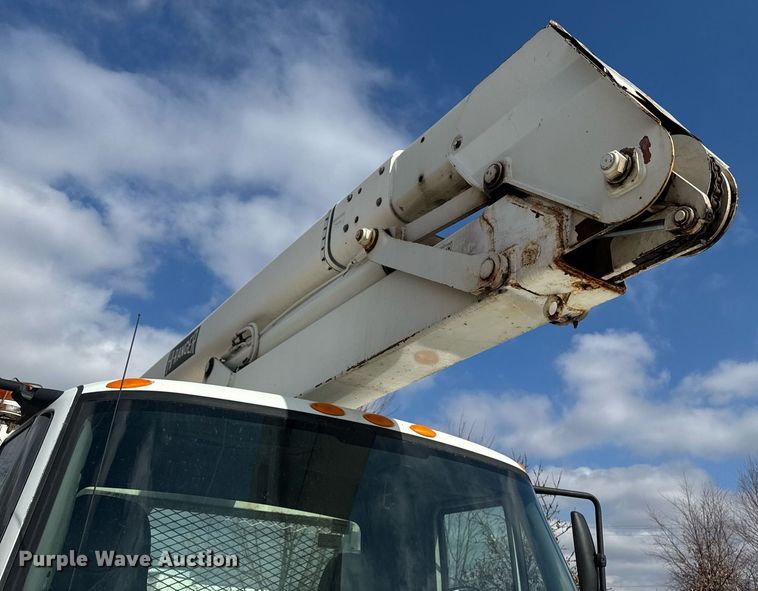 image for item DT0619 2005 International 4400 SBA 4x2 bucket truck