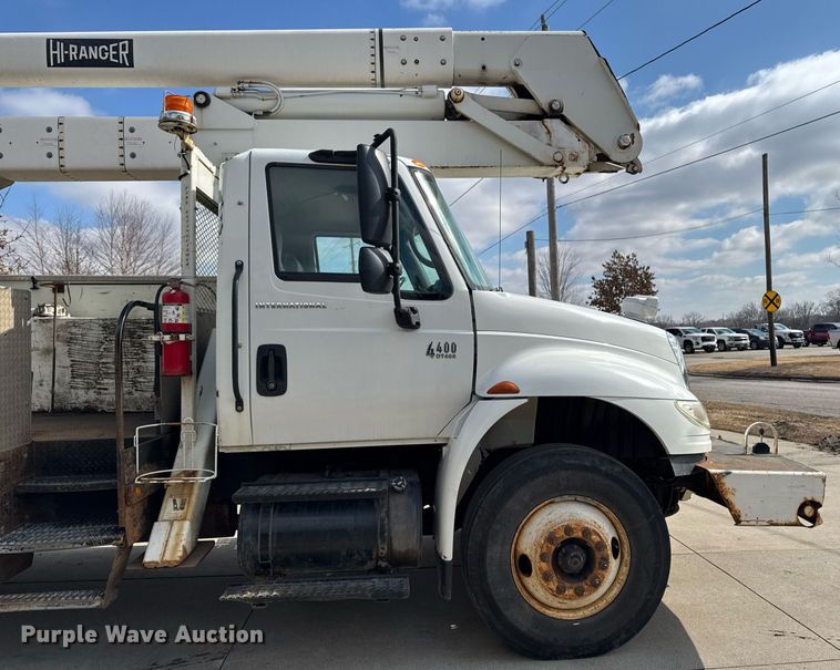image for item DT0619 2005 International 4400 SBA 4x2 bucket truck
