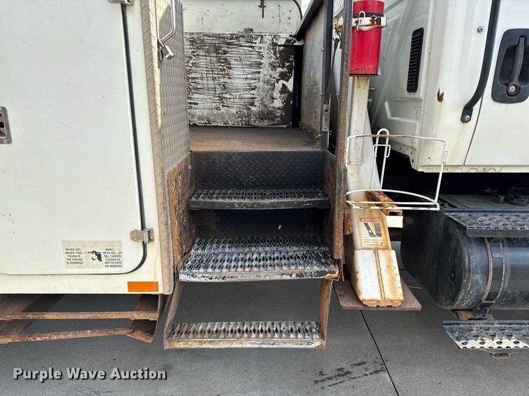 image for item DT0619 2005 International 4400 SBA 4x2 bucket truck