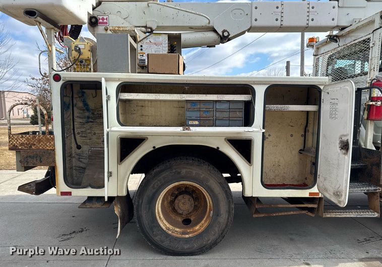 image for item DT0619 2005 International 4400 SBA 4x2 bucket truck