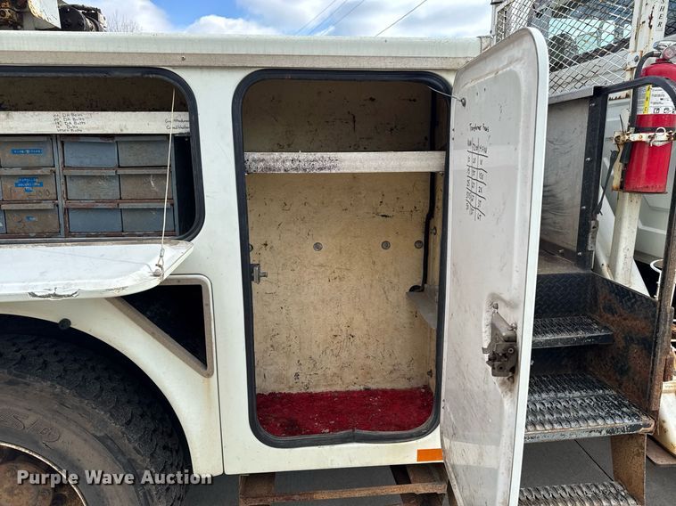 image for item DT0619 2005 International 4400 SBA 4x2 bucket truck