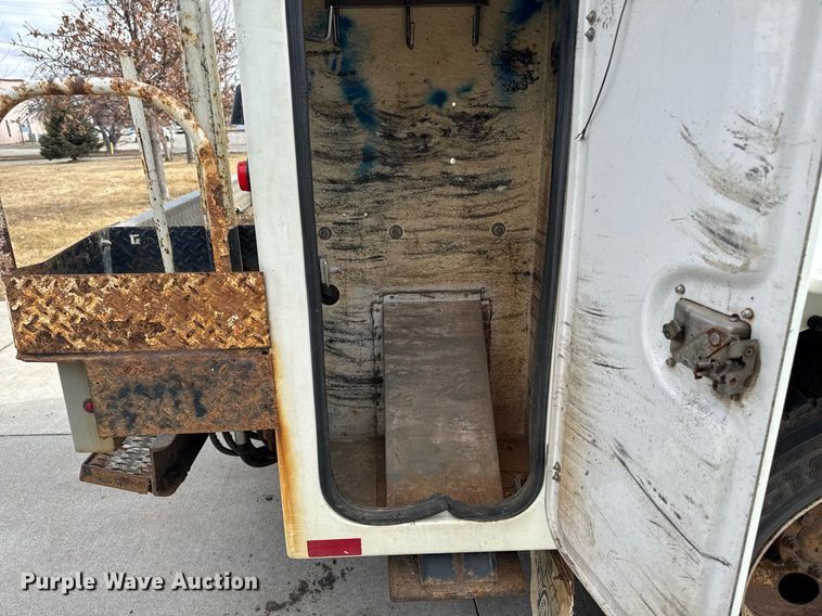 image for item DT0619 2005 International 4400 SBA 4x2 bucket truck