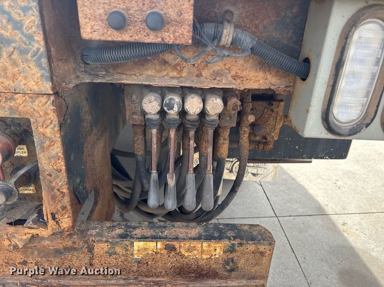 image for item DT0619 2005 International 4400 SBA 4x2 bucket truck