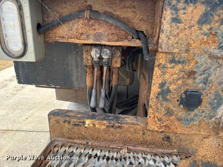 image for item DT0619 2005 International 4400 SBA 4x2 bucket truck