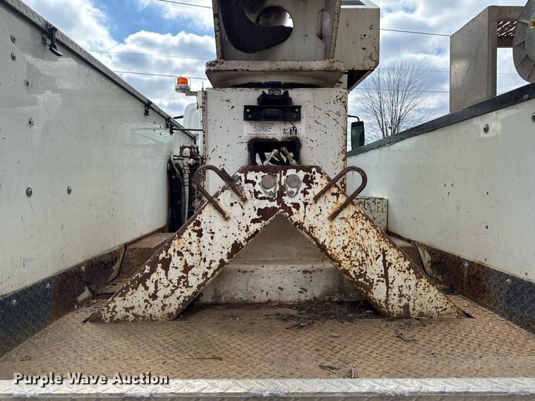 image for item DT0619 2005 International 4400 SBA 4x2 bucket truck