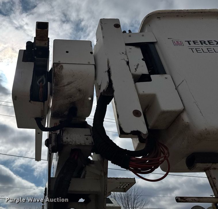 image for item DT0619 2005 International 4400 SBA 4x2 bucket truck