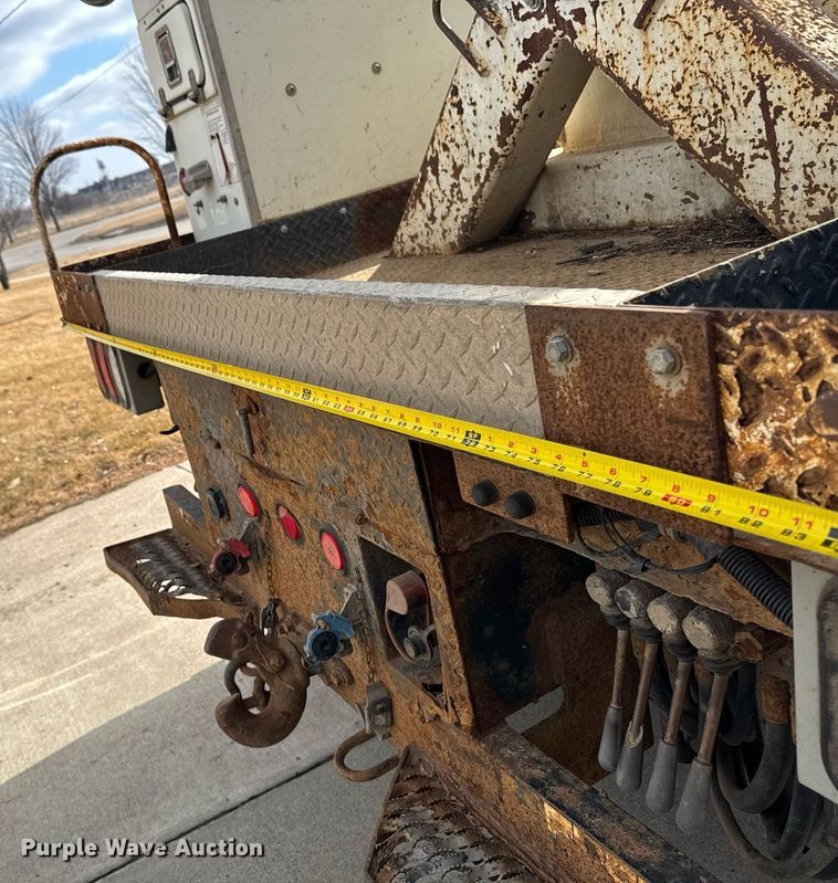 image for item DT0619 2005 International 4400 SBA 4x2 bucket truck