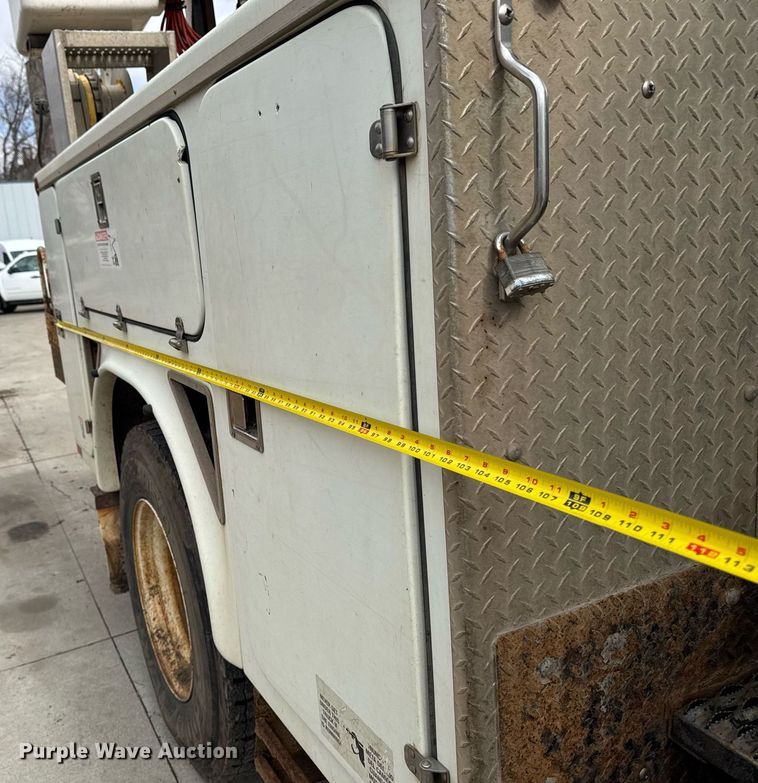 image for item DT0619 2005 International 4400 SBA 4x2 bucket truck