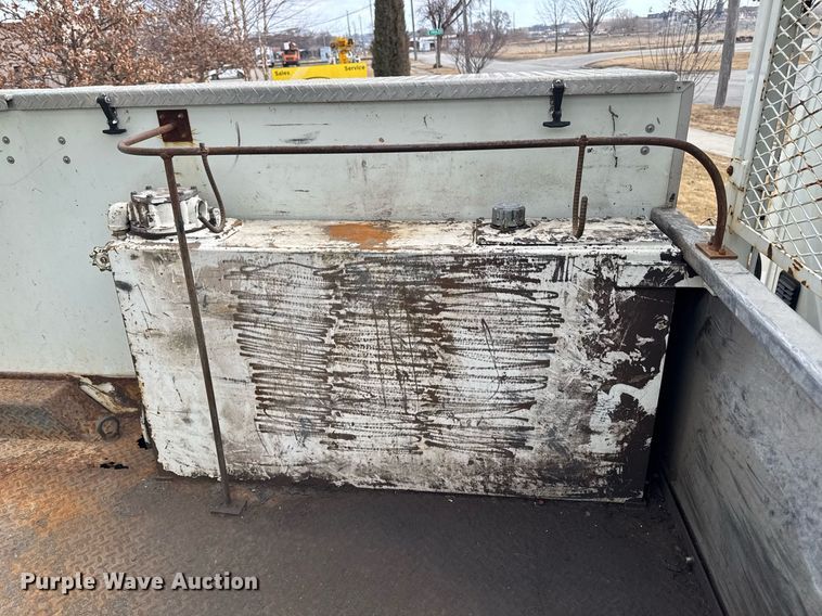 image for item DT0619 2005 International 4400 SBA 4x2 bucket truck