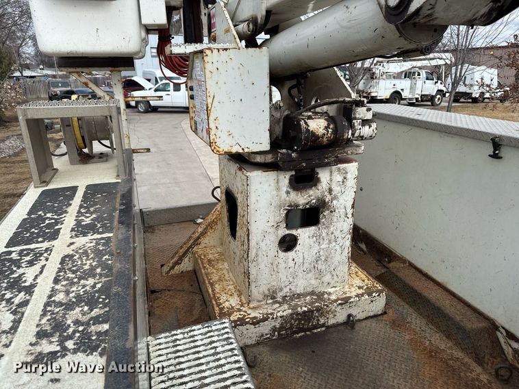 image for item DT0619 2005 International 4400 SBA 4x2 bucket truck