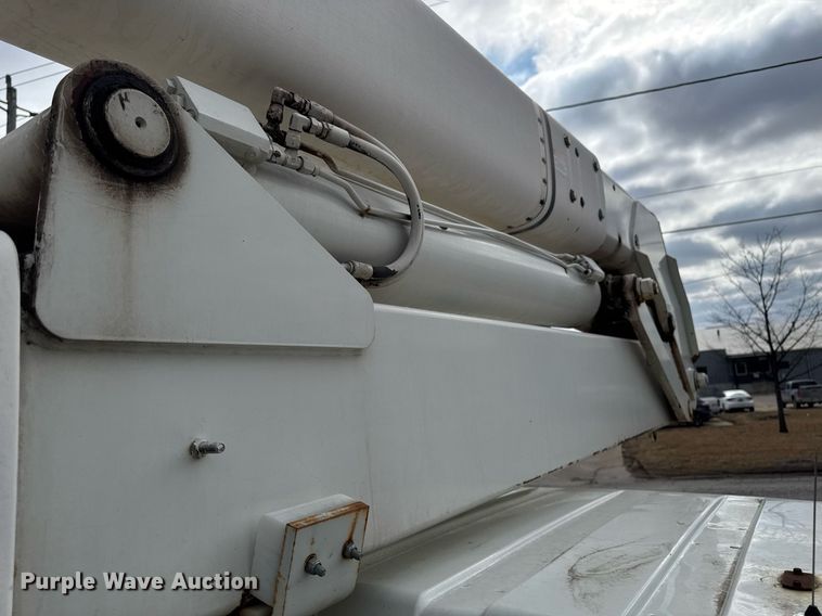 image for item DT0619 2005 International 4400 SBA 4x2 bucket truck