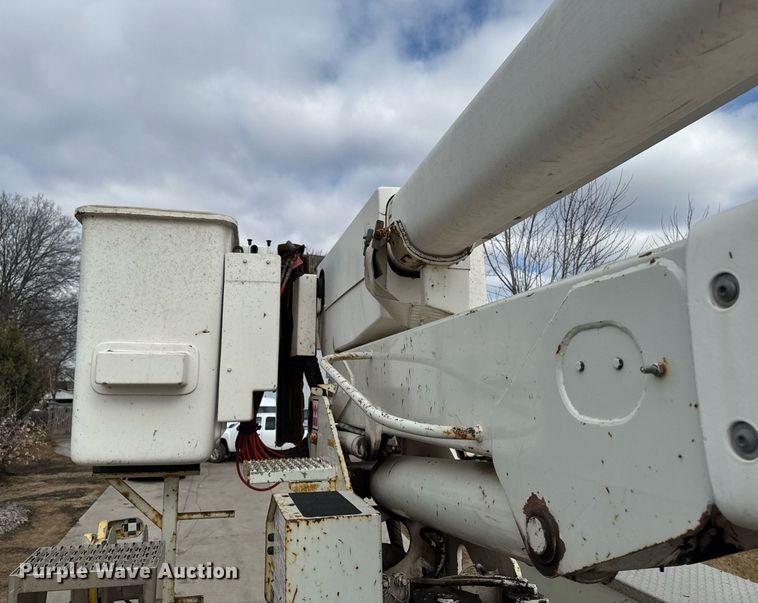 image for item DT0619 2005 International 4400 SBA 4x2 bucket truck