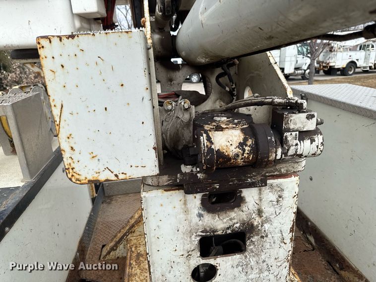 image for item DT0619 2005 International 4400 SBA 4x2 bucket truck