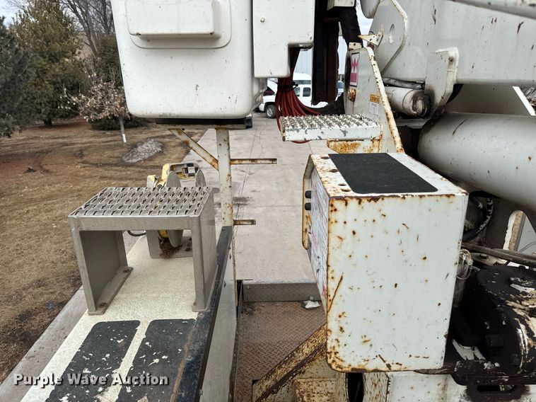 image for item DT0619 2005 International 4400 SBA 4x2 bucket truck