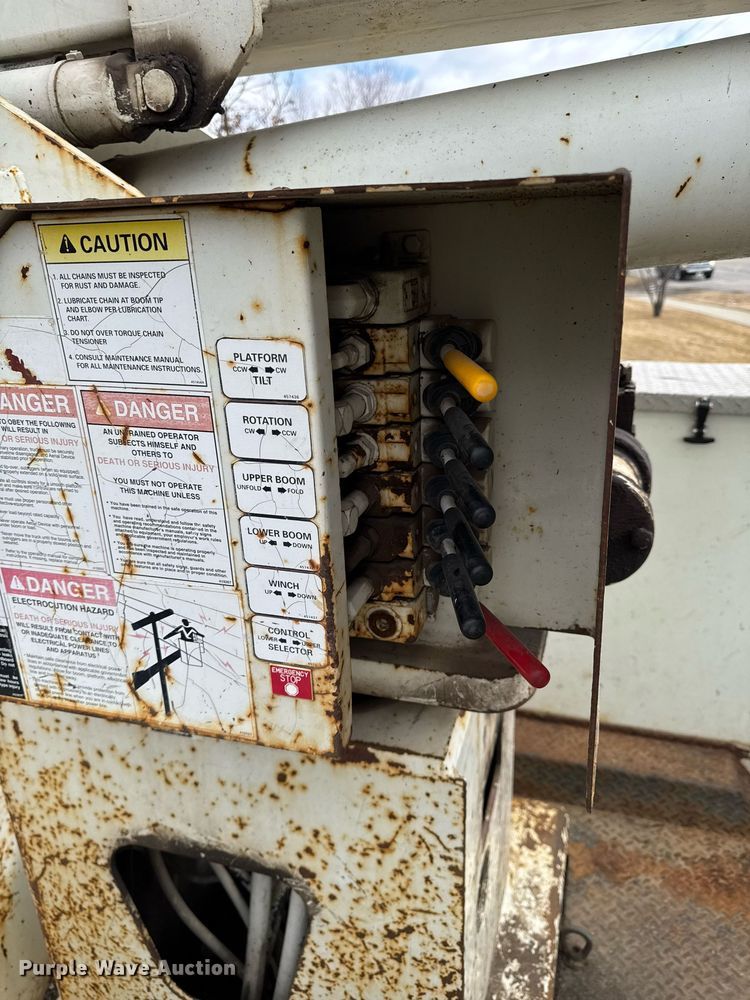 image for item DT0619 2005 International 4400 SBA 4x2 bucket truck