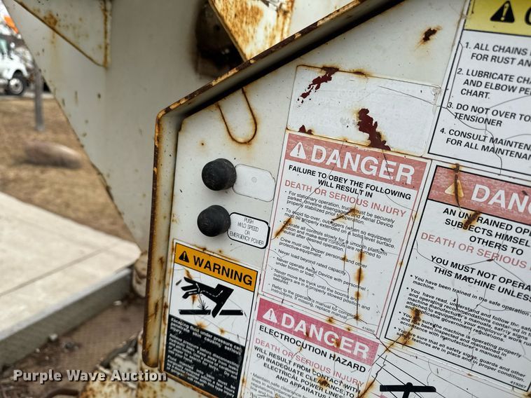 image for item DT0619 2005 International 4400 SBA 4x2 bucket truck