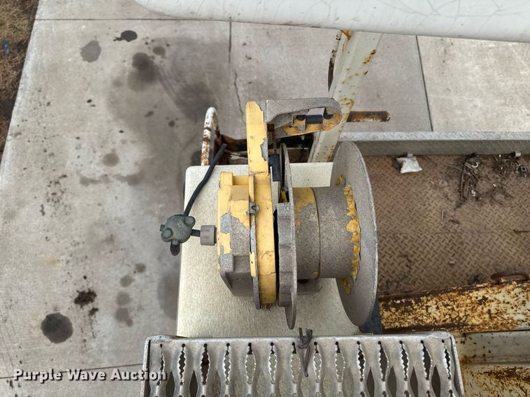 image for item DT0619 2005 International 4400 SBA 4x2 bucket truck