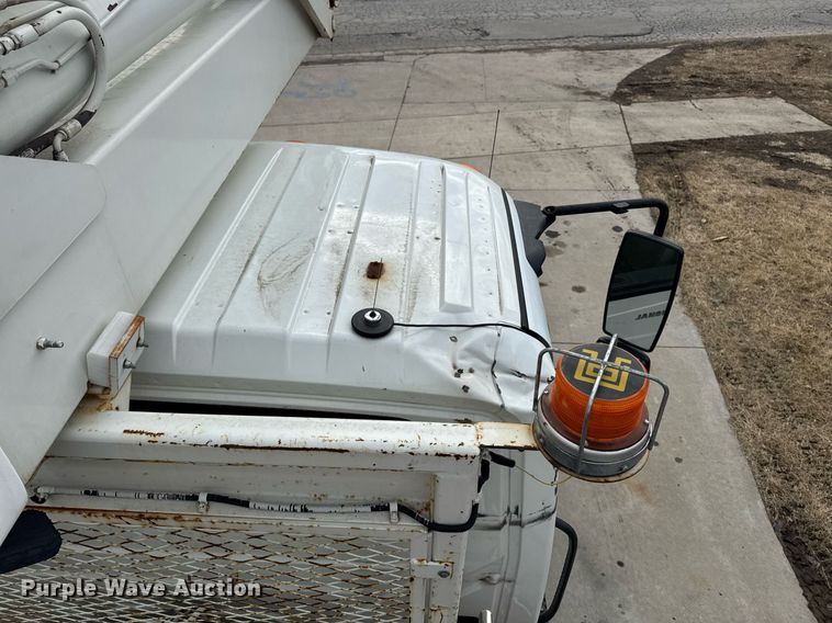 image for item DT0619 2005 International 4400 SBA 4x2 bucket truck