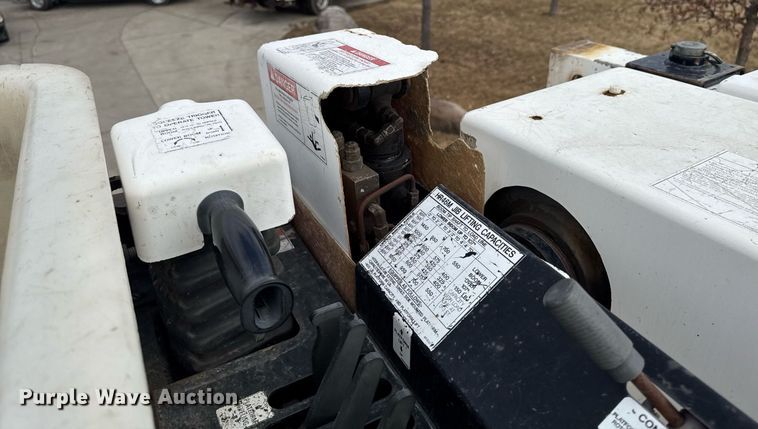 image for item DT0619 2005 International 4400 SBA 4x2 bucket truck