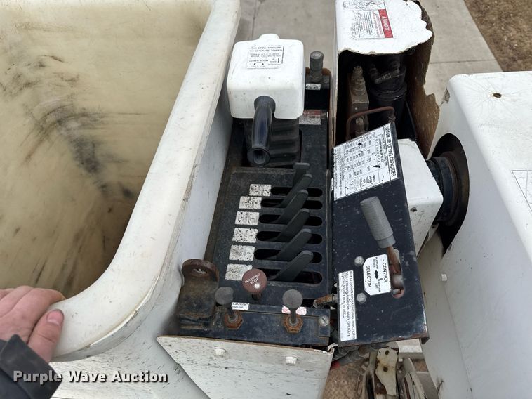 image for item DT0619 2005 International 4400 SBA 4x2 bucket truck