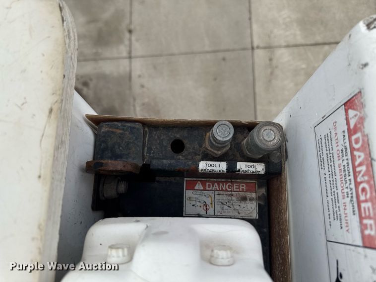 image for item DT0619 2005 International 4400 SBA 4x2 bucket truck