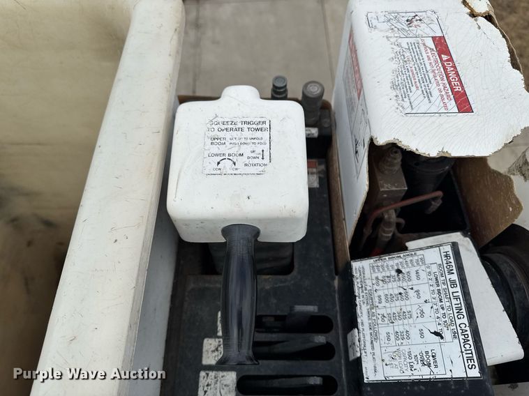 image for item DT0619 2005 International 4400 SBA 4x2 bucket truck