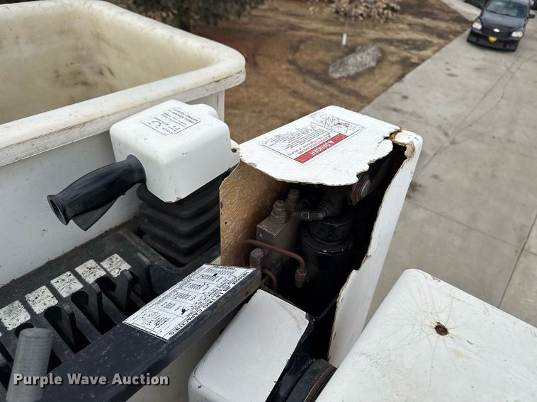 image for item DT0619 2005 International 4400 SBA 4x2 bucket truck