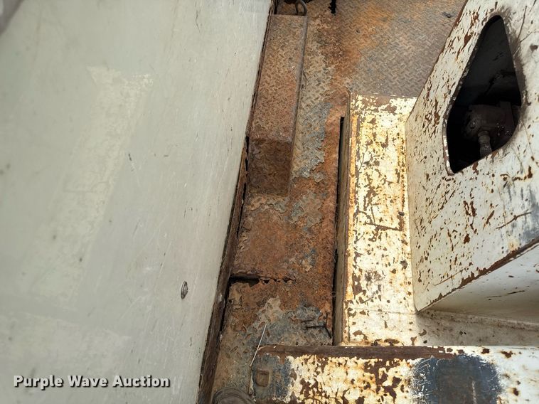 image for item DT0619 2005 International 4400 SBA 4x2 bucket truck