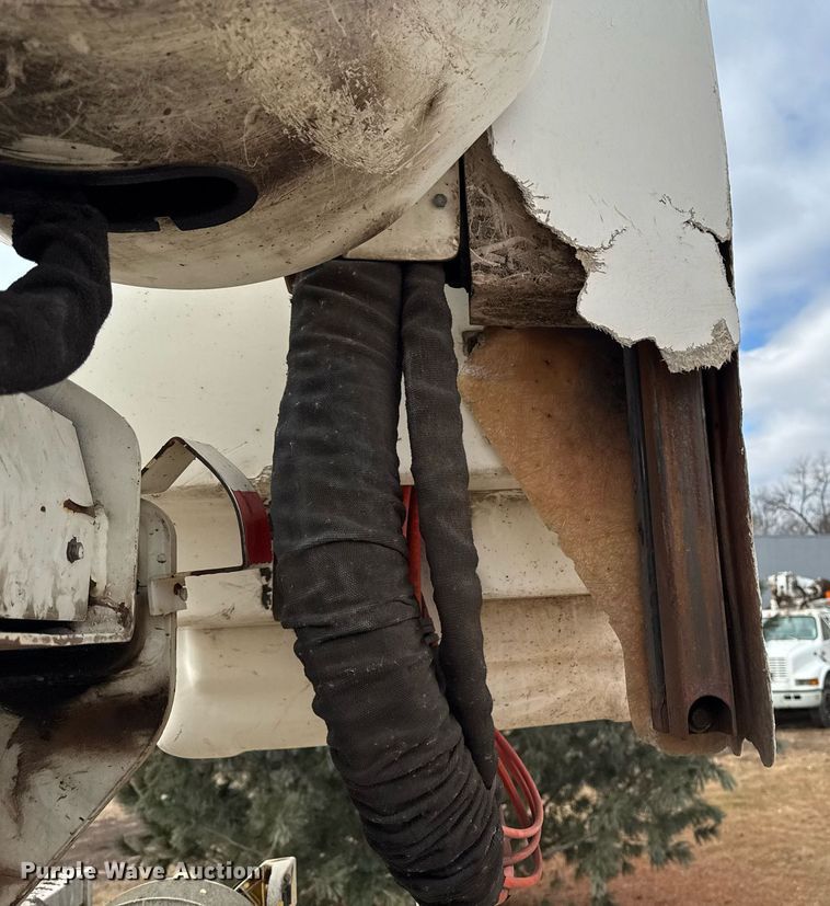 image for item DT0619 2005 International 4400 SBA 4x2 bucket truck