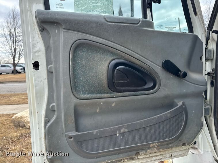 image for item DT0619 2005 International 4400 SBA 4x2 bucket truck