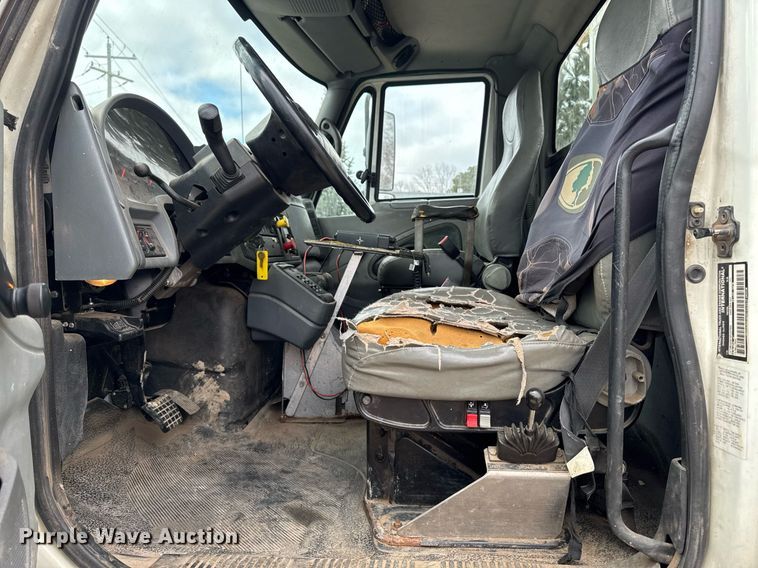 image for item DT0619 2005 International 4400 SBA 4x2 bucket truck