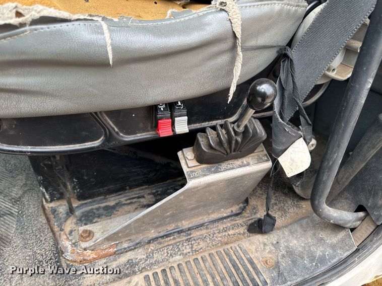 image for item DT0619 2005 International 4400 SBA 4x2 bucket truck