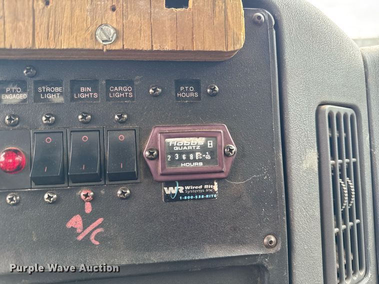 image for item DT0619 2005 International 4400 SBA 4x2 bucket truck