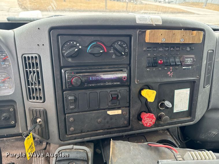 image for item DT0619 2005 International 4400 SBA 4x2 bucket truck