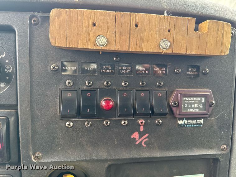 image for item DT0619 2005 International 4400 SBA 4x2 bucket truck