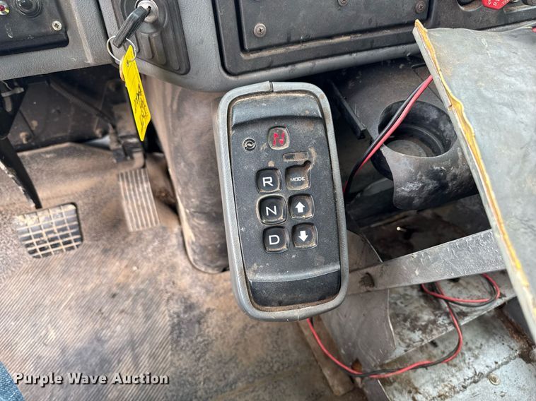 image for item DT0619 2005 International 4400 SBA 4x2 bucket truck