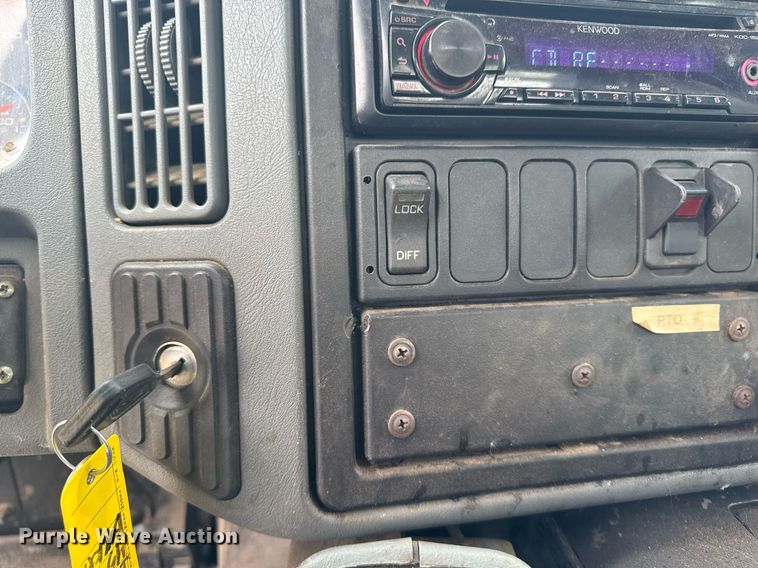 image for item DT0619 2005 International 4400 SBA 4x2 bucket truck