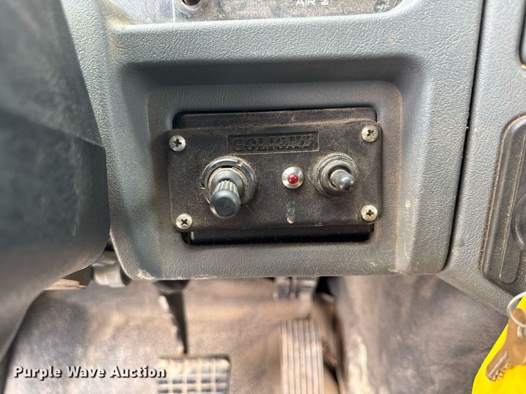 image for item DT0619 2005 International 4400 SBA 4x2 bucket truck