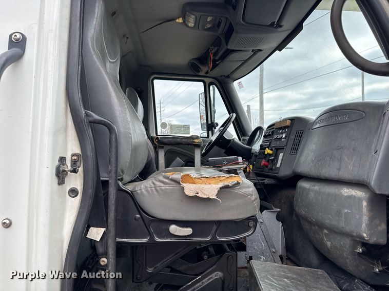 image for item DT0619 2005 International 4400 SBA 4x2 bucket truck