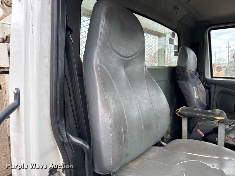 image for item DT0619 2005 International 4400 SBA 4x2 bucket truck