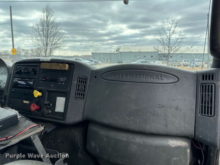 image for item DT0619 2005 International 4400 SBA 4x2 bucket truck