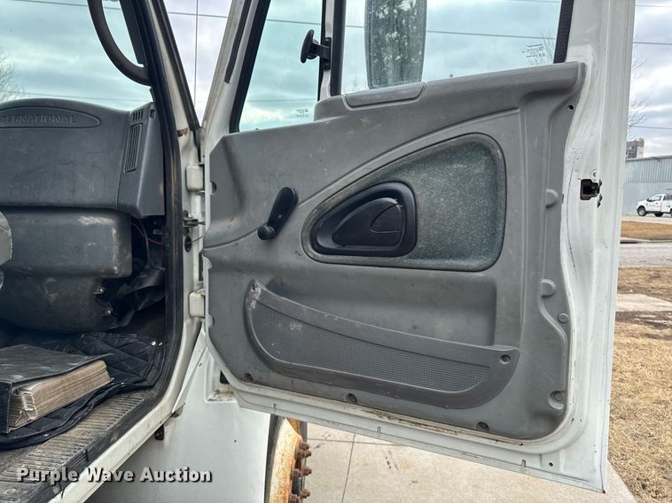 image for item DT0619 2005 International 4400 SBA 4x2 bucket truck