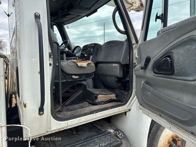 image for item DT0619 2005 International 4400 SBA 4x2 bucket truck