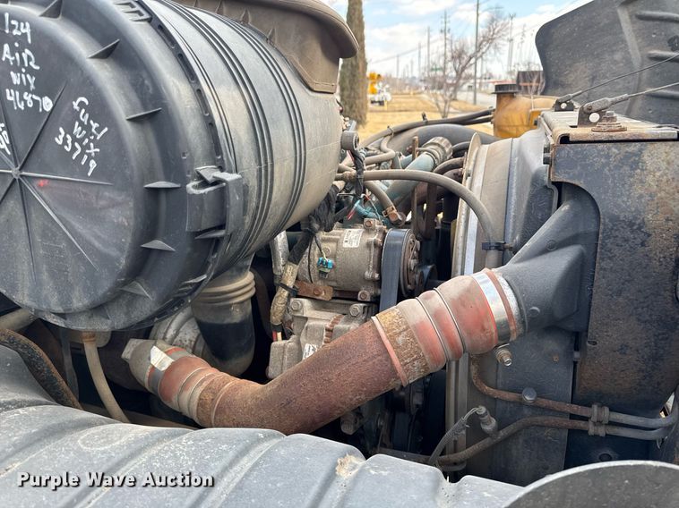 image for item DT0619 2005 International 4400 SBA 4x2 bucket truck